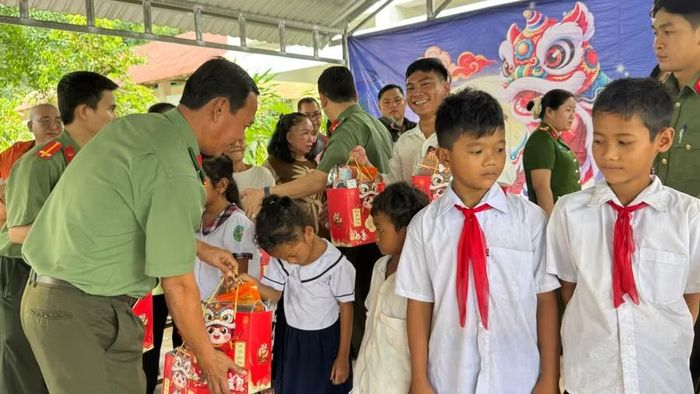 Trao quà Trung thu cho học sinh Khmer khó khăn Trường Tiểu học An Tức (xã Ô Lâm, tỉnh An Giang).