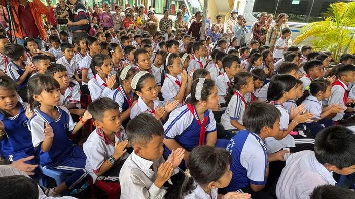 Học sinh Trường Tiểu học An Tức (xã Ô Lâm) tham dự buổi tặng quà.