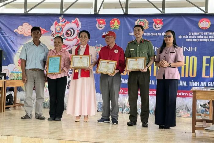 Đại diện chính quyền địa phương trao cảm tạ các đơn vị tài trợ.