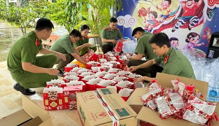 Đoàn viên thanh niên Công an tỉnh An Giang chuẩn bị quà Trung thu cho học sinh.