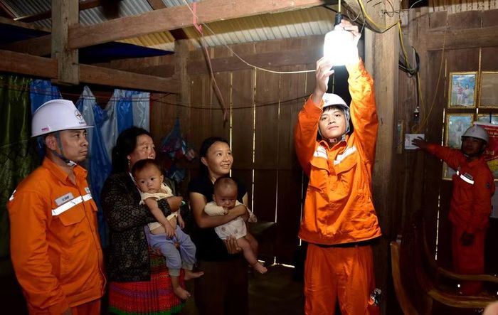 Niềm vui của bà con bản Huổi Lính khi được sử dụng điện lưới quốc gia.