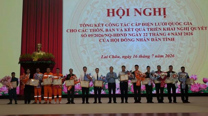 Trao thưởng cho các cá nhân tại hội nghị tổng kết công tác cấp điện lưới quốc gia cho các thôn, bản và đánh giá kết quả triển khai Nghị quyết số 09.
