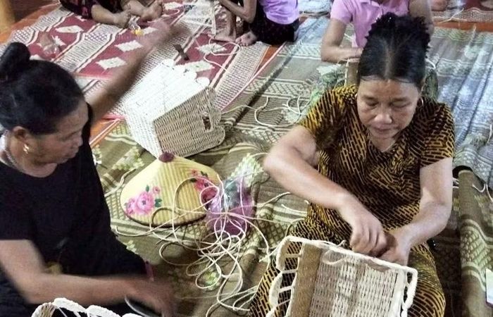 Nghề mây tre đan phù hợp với nhiều phụ nữ lớn tuổi ở xã miền núi Thạch Quảng. Ảnh: Đỗ Quân
