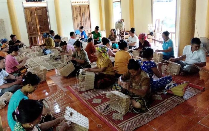 Lớp đào tạo nghề mây tre đan thu hút bà con thôn Lâm Sơn, xã Thạch Quảng tham gia. Ảnh: Đỗ Quân