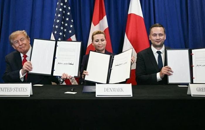 Từ trái sang phải: Tổng thống Mỹ Donald Trump, Thủ tướng Đan Mạch Mette Frederiksen và Thủ hiến Greenland Jens-Frederik Nielsen ký thỏa thuận về tương lai của Greenland vào ngày 22/9 tại New York. (Nguồn: New York Post)