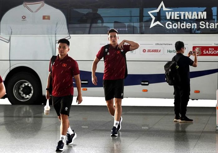 Sau buổi tập duy nhất tại Hà Nội, sáng sớm nay (23/9), đội tuyển Việt Nam di chuyển lên sân bay Nội Bài (Hà Nội) để bay sang Indonesia, chuẩn bị bước vào chiến dịch ASEAN Cup 2026. (Ảnh: Phan Ích)