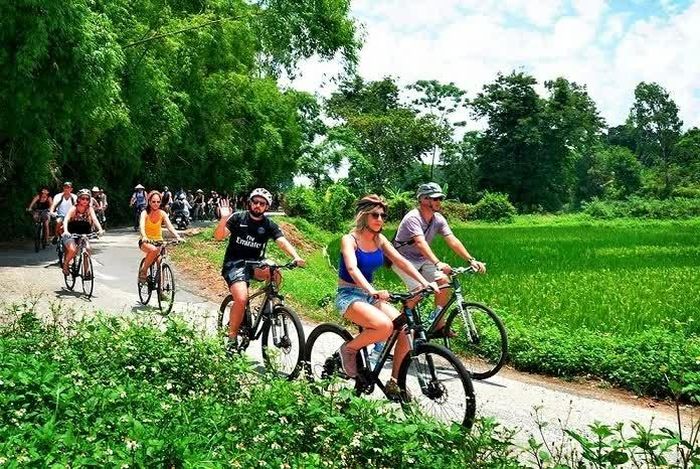 Khách quốc tế trải nghiệm tại Việt Nam. (Nguồn: Trung tâm Thông tin du lịch)