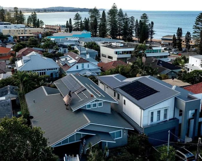 Hơn 4,3 triệu hộ gia đình tại Australia hiện đã lắp đặt điện mặt trời áp mái, góp phần đưa lượng điện tái tạo kỷ lục lên lưới điện. (Nguồn: Getty Images)