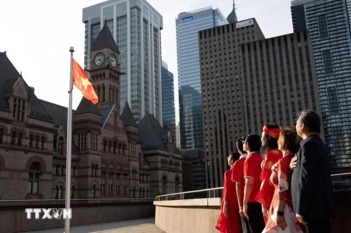 Cộng đồng người Việt tại Canada trang nghiêm dưới lá cờ đỏ sao vàng nhân dịp Quốc khánh 2/9. (Nguồn: TTXVN)