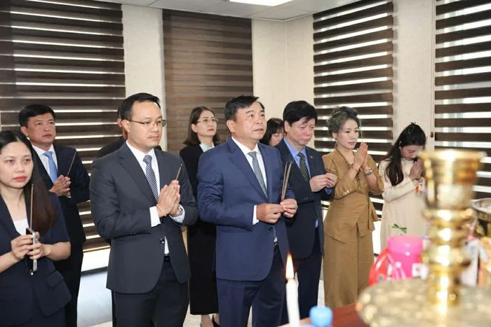 Thứ trưởng Nguyễn Hoàng Hiệp và Đại sứ Vũ Thanh Huyền cùng toàn thể thành viên Đoàn công tác liên Bộ đã trang trọng tổ chức Lễ dâng hương, dâng hoa tưởng niệm Chủ tịch Hồ Chí Minh. (Nguồn: Đại sứ quán Việt Nam tại Tanzania)