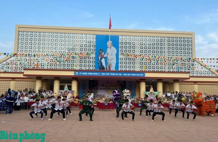 Cán bộ, chiến sĩ Đồn Biên phòng Pò Mã hướng dẫn học sinh biểu diễn tiết mục Võ thể dục Biên phòng. Ảnh: Duy Khiêm