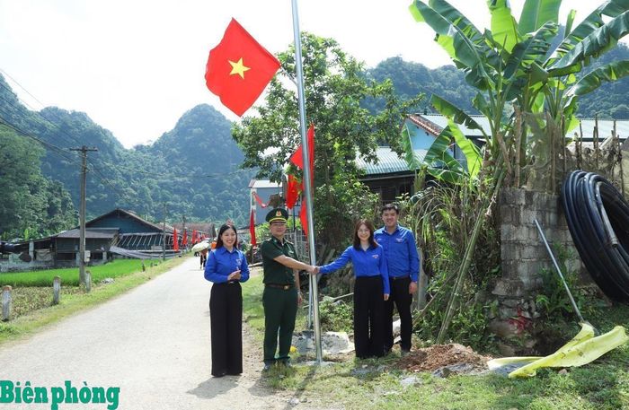 Lãnh đạo Bộ đội Biên phòng tỉnh Cao Bằng và Tỉnh đoàn Cao Bằng phối hợp tổ chức khánh thành công trình "Thắp sáng đường biên-Đường cờ Tổ quốc" tại xã Trà Lĩnh, tỉnh Cao Bằng. Ảnh: Ngọc Lâm