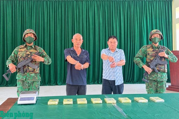 Hai đối tượng Hoàng Văn Tùng và Nông Tuấn Hùng cùng tang vật bị bắt giữ tại Đồn Biên phòng cửa khẩu quốc tế Trà Lĩnh. Ảnh: Nông Tuấn
