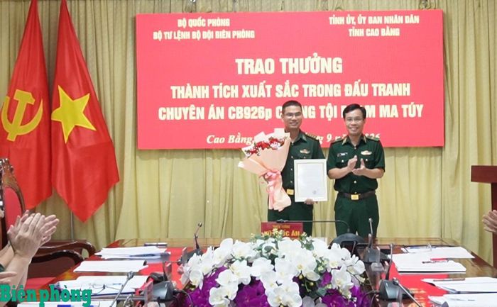 Thiếu tướng Vũ Quốc Ân, Phó Chính ủy Bộ đội Biên phòng trao thưởng cho lực lượng đánh án có thành tích xuất sắc trong đấu tranh Chuyên án CB926p. Ảnh: Nông Tuấn