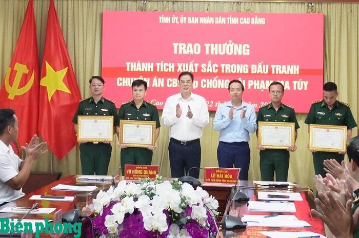 Đồng chí Lê Hải Hòa, Ủy viên dự khuyết Ban Chấp hành Trung ương Đảng, Chủ tịch Ủy ban nhân dân tỉnh Cao Bằng và đồng chí Vũ Hồng Quang, Chủ tịch Ủy ban Mặt trận Tổ quốc Việt Nam tỉnh Cao Bằng trao thưởng cho các tập thể, cá nhân có thành tích xuất sắc trong đấu tranh Chuyên án CB926p. Ảnh: Nông Tuấn