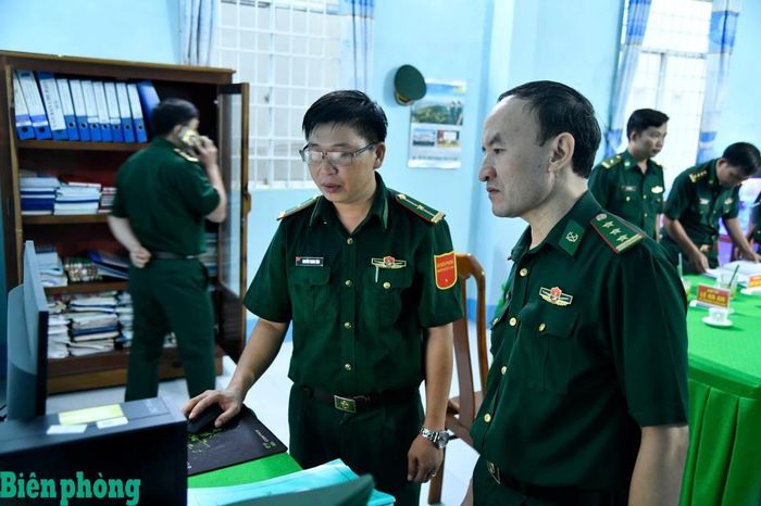 Đoàn công tác kiểm tra hệ thống thiết bị giám sát tàu cá tại Trạm Kiểm soát Biên phòng Đá Bạc. Ảnh: Hoàng Tá