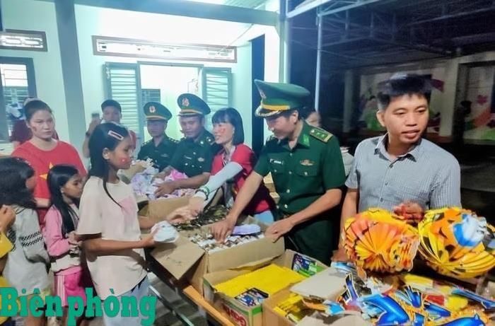 Đồn Biên phòng Sê Rê Pốk, Bộ đội Biên phòng tỉnh Đắk Lắk phối hợp với Quỹ Suất cơm yêu thương Hà Nội tổ chức chương trình vui Tết Trung thu cho thiếu nhi tại buôn Đrang Phốk, xã Buôn Đôn, tỉnh Đắk Lắk. Ảnh: Ngọc Lân