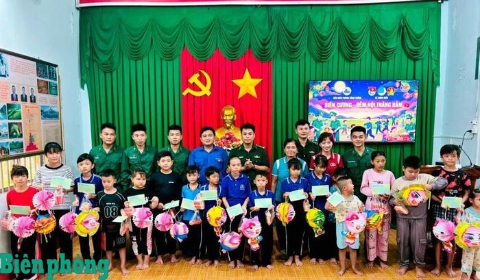 Đồn Biên phòng Sông Trăng, Bộ đội Biên phòng tỉnh Tây Ninh phối hợp với Đoàn Thanh niên và Ban nhân dân ấp Sông Trăng, xã Hưng Điền, tỉnh Tây Ninh tổ chức Chương trình “Biên cương - Đêm hội trăng rằm” năm 2026, mang đến Tết Trung thu ý nghĩa cho trẻ em trên địa bàn. Ảnh: Đinh Quân