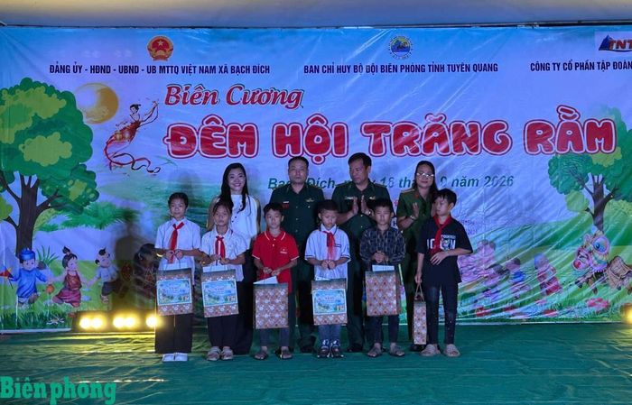 Lãnh đạo Ban Chỉ huy Bộ đội Biên phòng tỉnh Tuyên Quang cùng các nhà hảo tâm tặng quà cho con nuôi Đồn Biên phòng Bạch Đích trong Chương trình “Biên cương - Đêm hội trăng rằm” nhân dịp Tết Trung thu. Ảnh: Tiến Thắng