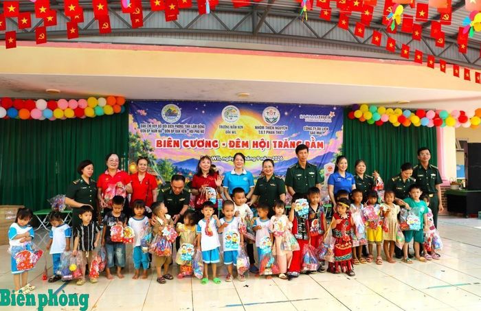 Hội Phụ nữ Bộ đội Biên phòng tỉnh Lâm Đồng phối hợp với Đồn Biên phòng Đắk Ken và Đồn Biên phòng Nậm Na (Bộ đội Biên phòng tỉnh Lâm Đồng) và các mạnh thường quân tổ chức Chương trình “Biên cương - Đêm hội trăng rằm” cho 550 học sinh Trường Mầm non Đắk Wil, xã Đắk Wil. Ảnh: Nguyễn Nam