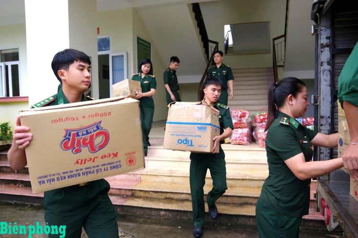 Đoàn Thanh niên Bộ đội Biên phòng tỉnh Sơn La chuẩn bị các phần quà cho các em thiếu niên, nhi đồng trên địa bàn trong Chương trình “Biên cương - Đêm hội trăng rằm” được tổ chức trên địa bàn xã Chiềng Khoong, tỉnh Sơn La. Ảnh: Hoàng Trâu