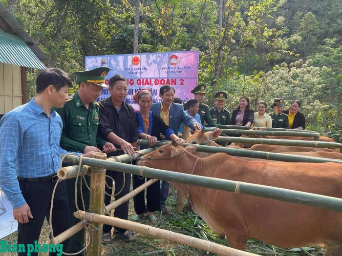 Đồn Biên phòng Tam Hợp phối hợp triển khai mô hình sẻ chia 50/50. Ảnh: Hải Thượng
