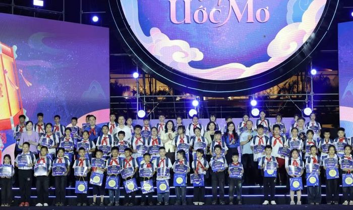 Các đại biểu trao học bổng, quà cho học sinh. Ảnh: Báo Bắc Ninh