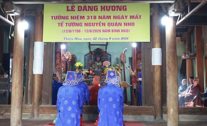 Nhân dân xã Thiệu Hóa dâng hương tưởng niệm 318 năm ngày mất của danh thần Nguyễn Quán Nho. Ảnh: BTC