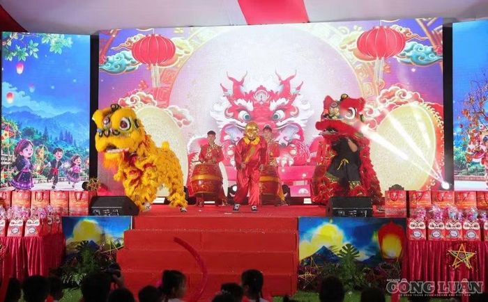 Tiết mục múa lân thu hút các em học sinh theo dõi