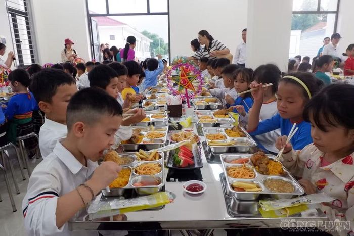 Các đơn vị tài trợ bữa ăn cho em học sinh