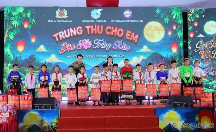 Lãnh đạo tỉnh Thanh Hóa trao quà cho các em học sinh