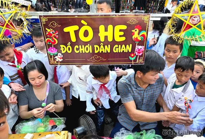 Các em học sinh được tham gia các trò chơi dân gian bổ ích