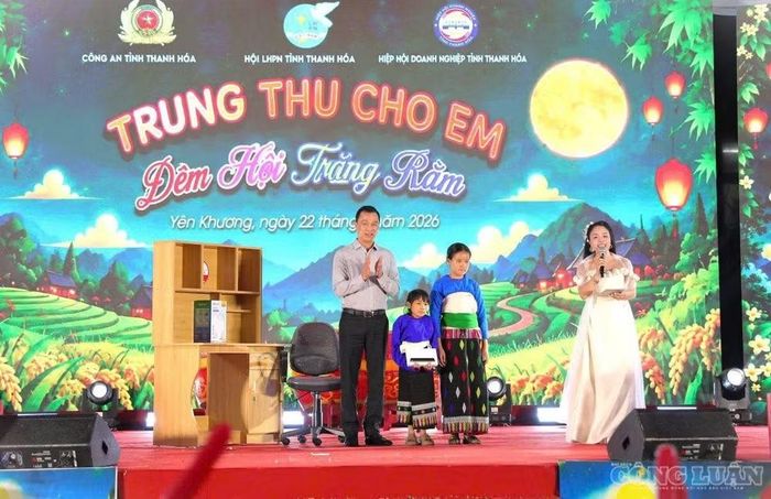 Trao quà cho 2 em học sinh có hoàn cảnh khó khăn