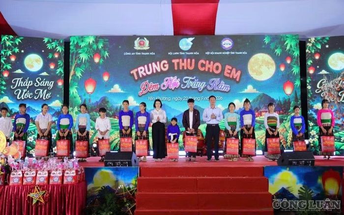 Lãnh đạo tỉnh Thanh Hóa trao quà cho các em học sinh