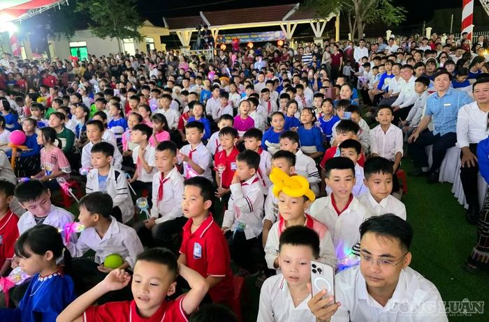 Các em học sinh theo dõi các tiết mục văn nghệ đặc sắc