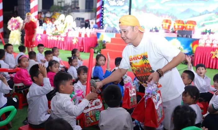 Những phần quà Trung thu được trao tới các em học sinh