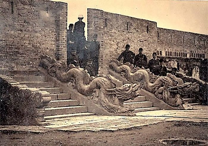 Lính Pháp chụp ảnh bên thềm Điện Kính Thiên trong thời gian đồn trú tại đây (khoảng năm 1884 -1885). Nguồn: Trung tâm BTDS Thăng Long - Hà Nội