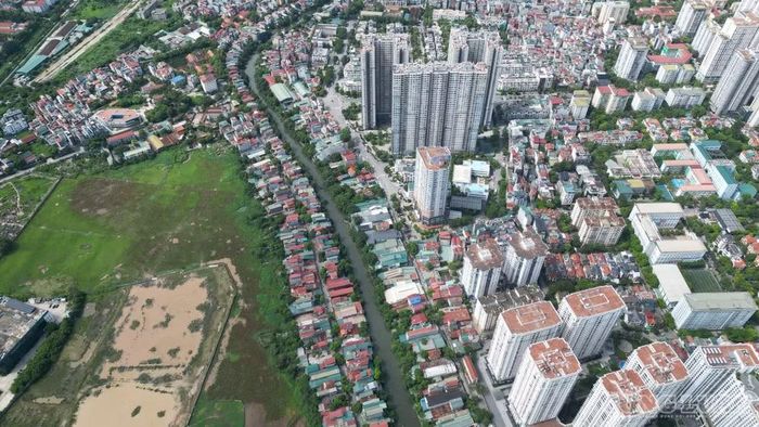 Hàng trăm công trình lớn nhỏ mọc lên sát các khu chung cư cao tầng. Do nằm ở khu vực đông dân cư, thuận tiện giao thương, giá thuê kho xưởng tại đây luôn ở mức cao.