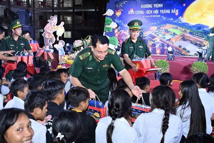  Bộ đội Biên phòng thành phố Huế, tặng quà tết Trung thu cho các em thiếu nhi vùng cao A Lưới. ﻿(ảnh: Hoài Thanh). 