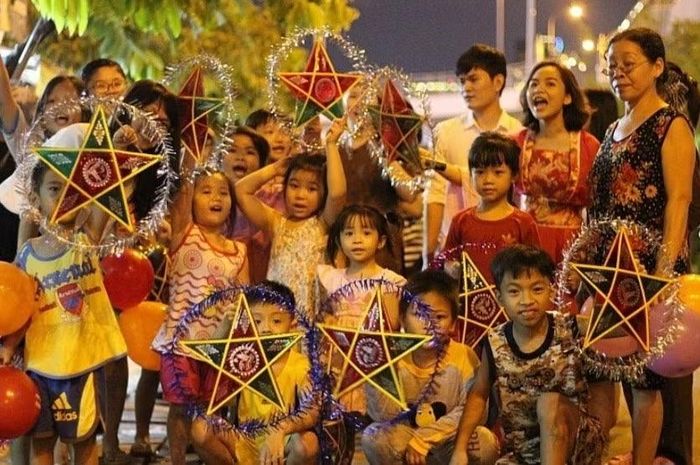 Tết Trung thu của các em nhỏ ở thành phố (ảnh Cái Văn Long).