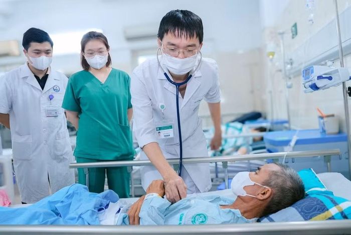 TS.BS Nguyễn Hữu Trường thăm khám cho bệnh nhân điều trị tại Trung tâm Dị ứng - Miễn dịch lâm sàng. Ảnh: Đỗ Hằng