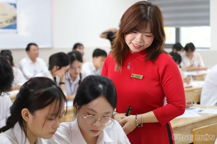 Tại Trường THPT Việt Đức, tiếng Anh đang dần được đưa ra khỏi phạm vi một môn học riêng để trở thành công cụ hỗ trợ học sinh tiếp cận kiến thức ở nhiều lĩnh vực.