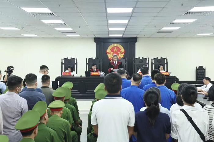 Chủ tọa công bố quyết định đưa vụ án ra xét xử. Ảnh: Hoàng Huy