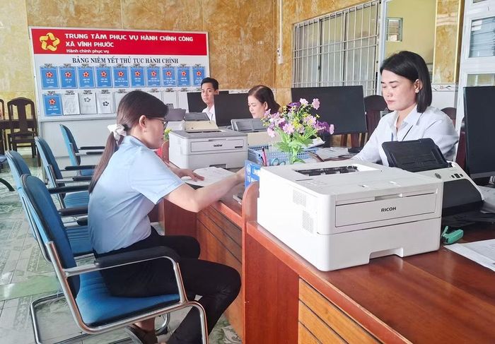 Cán bộ xã Vĩnh Phước hỗ trợ người dân tiếp cận các tiện ích số.