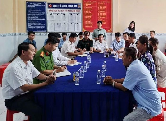 Bí thư Đảng ủy xã Vĩnh Phước trực tiếp về tận ấp để trao đổi và lắng nghe ý kiến của người dân.