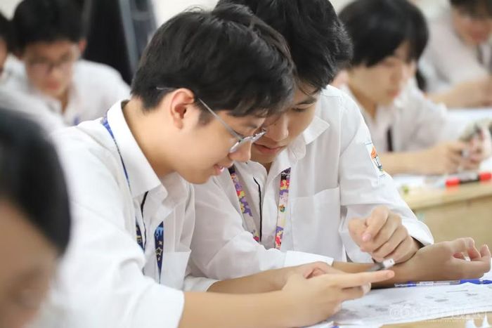 Các kỳ thi đánh giá năng lực, đánh giá tư duy và kỳ thi tuyển sinh riêng cũng ngày càng được sử dụng. Tỷ trọng tuyển sinh theo nhóm phương thức này tăng từ 1,8% năm 2022 lên 1,9% năm 2024 và 2,5% năm 2025.