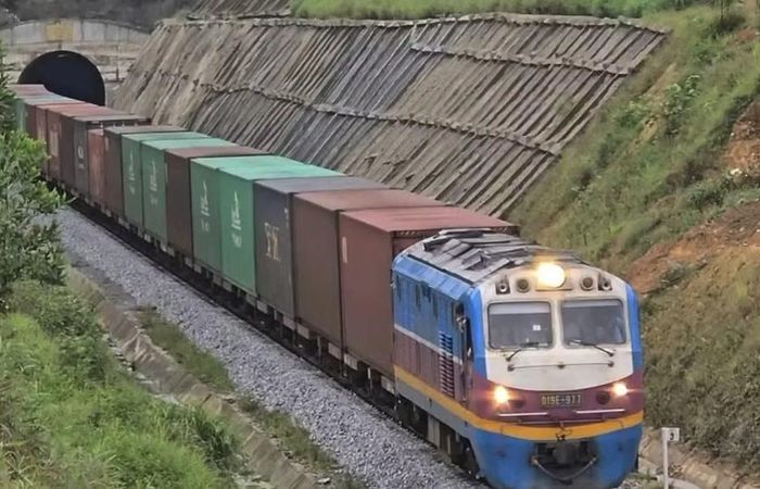 Chuyến tàu đầu tiên chạy qua hầm Khe Nét sau thời gian thực hiện dự án cải tạo đường sắt qua đèo Khe Nét. Ảnh: ĐSVN.