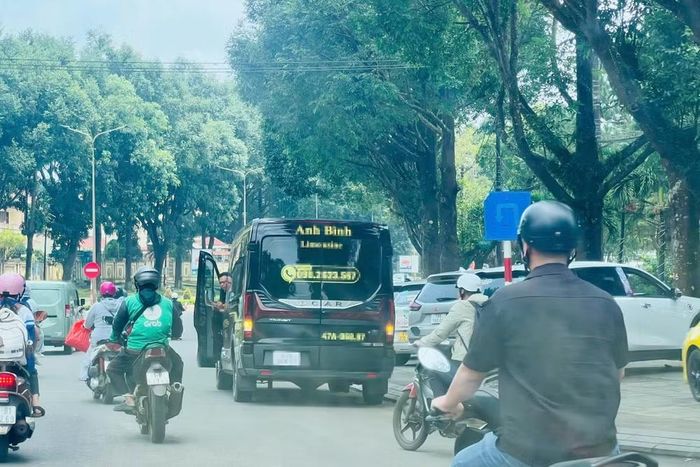 Nhiều xe khách dừng đỗ, đón trả khách trái quy định trước cửa Bệnh viện Hoàng Anh Gia Lai. Ảnh Trần Hiền