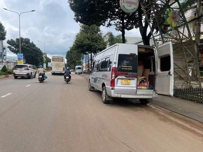 Việc người dân đứng đón xe tại các ngã ba, ngã tư hoặc ven đường quốc lộ vô tình tiếp tay cho các nhà xe vi phạm. Ảnh Trần Hiền