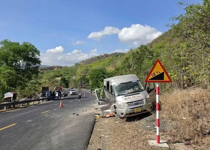 Tài xế xe khách Hùng Phương không làm chủ tốc độ khi vào khúc cua trên đèo Tô Na (Quốc lộ 25) dẫn đến mất lái và gây ra vụ tai nạn khiến 3 người tử vong. Ảnh CACC